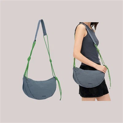 Bolso bandolera tipo media luna